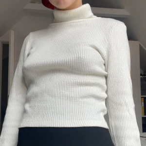 Vit ribbad polo - Vit ribbad polotröja från BikBok. Väl använd, och så himla skön!  Kan skickas med postnord, och då tillkommer fraktkostnad! 🌷