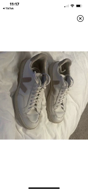 Veja skor! - Hej, säljer dessa fina veja skorna i storlek 39, använda men i fint skick! 500kr?