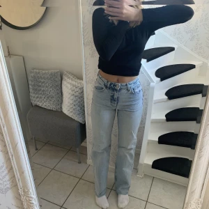 Jeans  - Säljer mina fina ljusblå jeans från zara, i bra skick och sitter super bra
