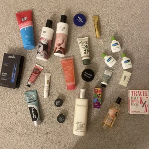 smink och produkter!! - Massor av produkter från glossybox och likande💓på andra bilden syns hur mkt jag använt av bodyloation osv men resten är oöppnat och oanvänt!🥰fråga om du undrar nåt, vi kan diskutera pris per styck❣️dyrare för Elisabeth ardén❣️