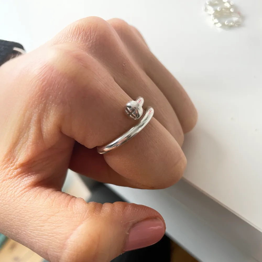 Säljer ännu en ring från Lotta Hasselblad! Den är sparsamt andvänd och i nyskick!❤️nypris: 950kr. Accessoarer.