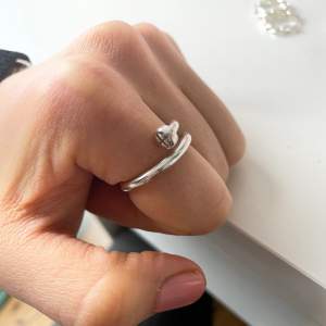 Säljer ännu en ring från Lotta Hasselblad! Den är sparsamt andvänd och i nyskick!❤️nypris: 950kr