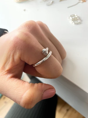 Lottahasselblad ring - Säljer ännu en ring från Lotta Hasselblad! Den är sparsamt andvänd och i nyskick!❤️nypris: 950kr