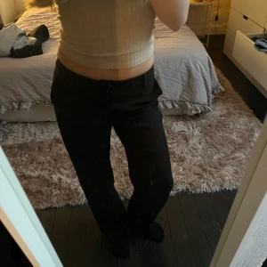 Kostymbyxor  - Så snygga kostymbyxor, bra skick!!🙌🏼 Strl 34 men sitter bra på mig som brukar ha 36, skriv för fler bilder😇