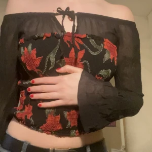 Topp - Jätte fin topp, överdelen och armarna är mesh tyg, super fin och stretchig