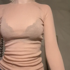 Långärmad tröja - Ribbad långärmad tröja i världens sötaste rosa. Finns ett litet hål i sidan, skriv för bild❤️‍🔥