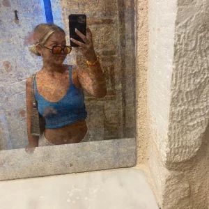 Stickad topp - Snygg stickad blå topp som är handgjord, köpt i Grekland. Använd fåtal gånger.