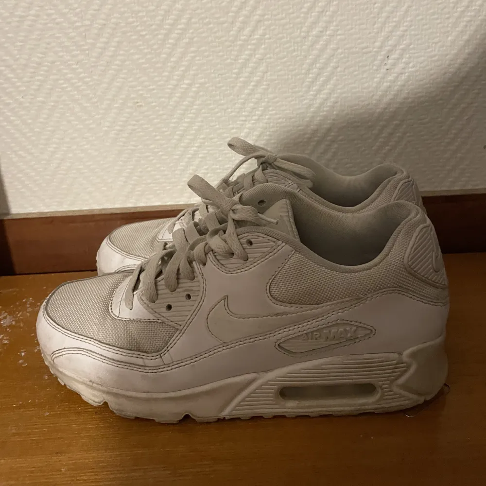 Ett par feta hel vita Nike air max 90’s. Relativt bra skick. Finns inte nån sula i skorna. Kan gå ner i pris vid snabb affär.. Skor.