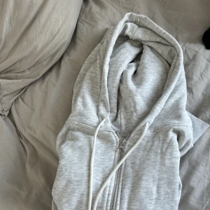 Grå ziphoddie - Vanlig ljus grå ziphoodie från hm. 
