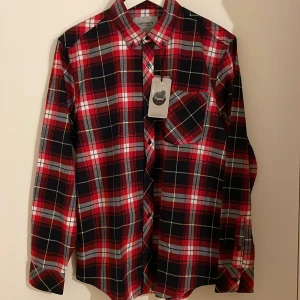 Carhartt WIP skjorta  - Carhartt flanell skjorta. 100%bomull, Regular fit, storlek M. Oanvänd.