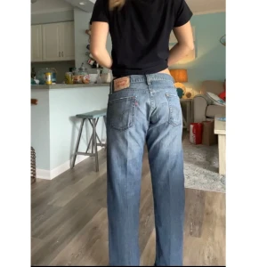 Vintage levis jeans - Dags å sälja mina jätte fina vintage levis jeans, dem är oversize på mig som är en 36 så skulle väll rekomenderar dem till nån som har 36/38 i byxor, dem är för långa på mig där av är dem uppvikta på bilden, jag är cirka 155 men de är 12 cm för långa så 