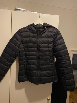 Vadderad jacka - Vadderad jacka från only i stl xs. I fint skick!