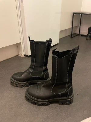 Pavement skor i läder - Använda 1 gång. Vadhöga boots/stövlar i läder. Nypris 1500 Kr. Storlek 38. Nya. 