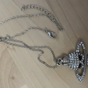 Dödskalle halsband - Säljer den då den aldrig har kommit till användning, påminner mig lite om Vivienne Westwood. Har inga märken 