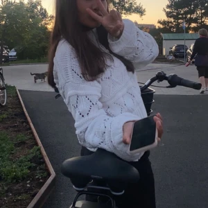 Vit hål stickad tröja  - Från Gina tricot, inte använd mycket så i nyskick💓 köparen står för frakt 🙌🏼