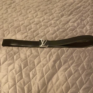 LV  bällte  - Ett LV bältet som även finns i andra märken tex’ burberry och Hugo boss