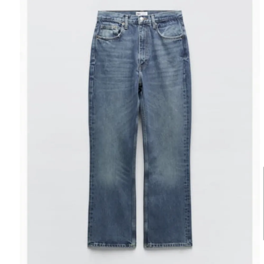 Säljer mina helt nya zara jeans pga att dom var för små. Dom är lowrise och har lappen kvar.❤️. Jeans & Byxor.