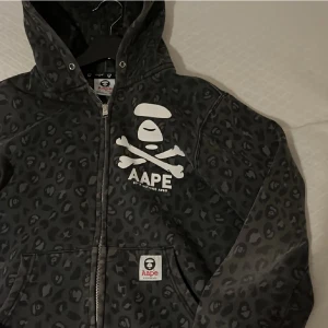 Aape by bape hoodie zip - Några slitningar 