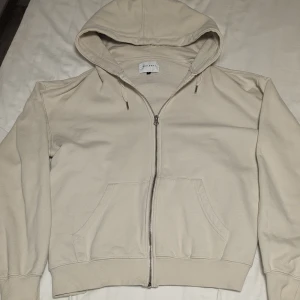 Carlings Vailent hoodie beige - Hej, säljer min Carlings hoodie i storlek S (passar nog någon runt 175cm). Den är beige och i väldigt bra skick. Anledningen till att jag säljer den är på grund av att jag har växt ut och den blev för liten för mig. Frakt betalas av köparen!
