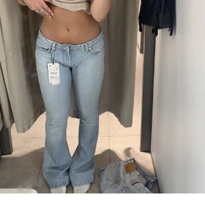 Lågmidjade zara jeans - Säljer mina lågmidjade zara jeans strl 38, då jag känner att dem inte kommer till någon användning. Jag är 168 o de går över foten på mig 🤍