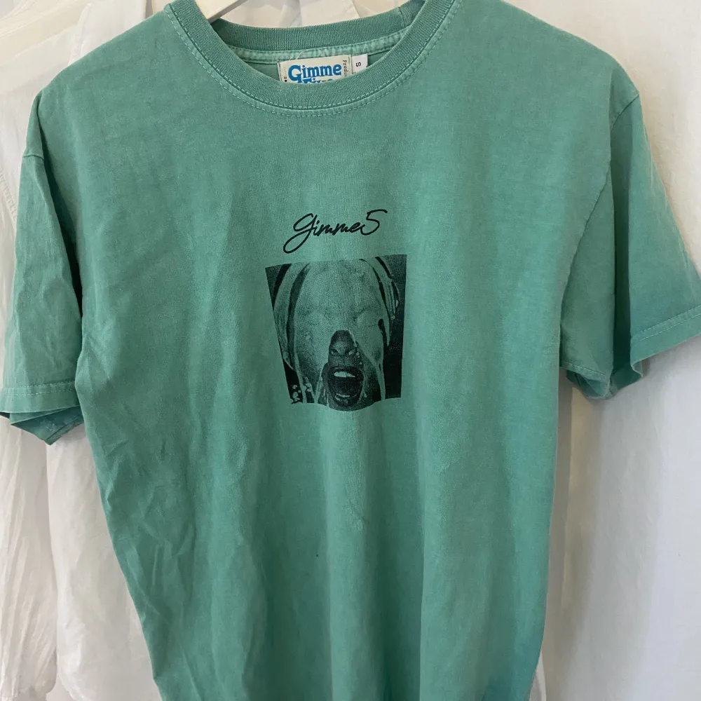Grön/blå/turkos med tryck. T-shirts.