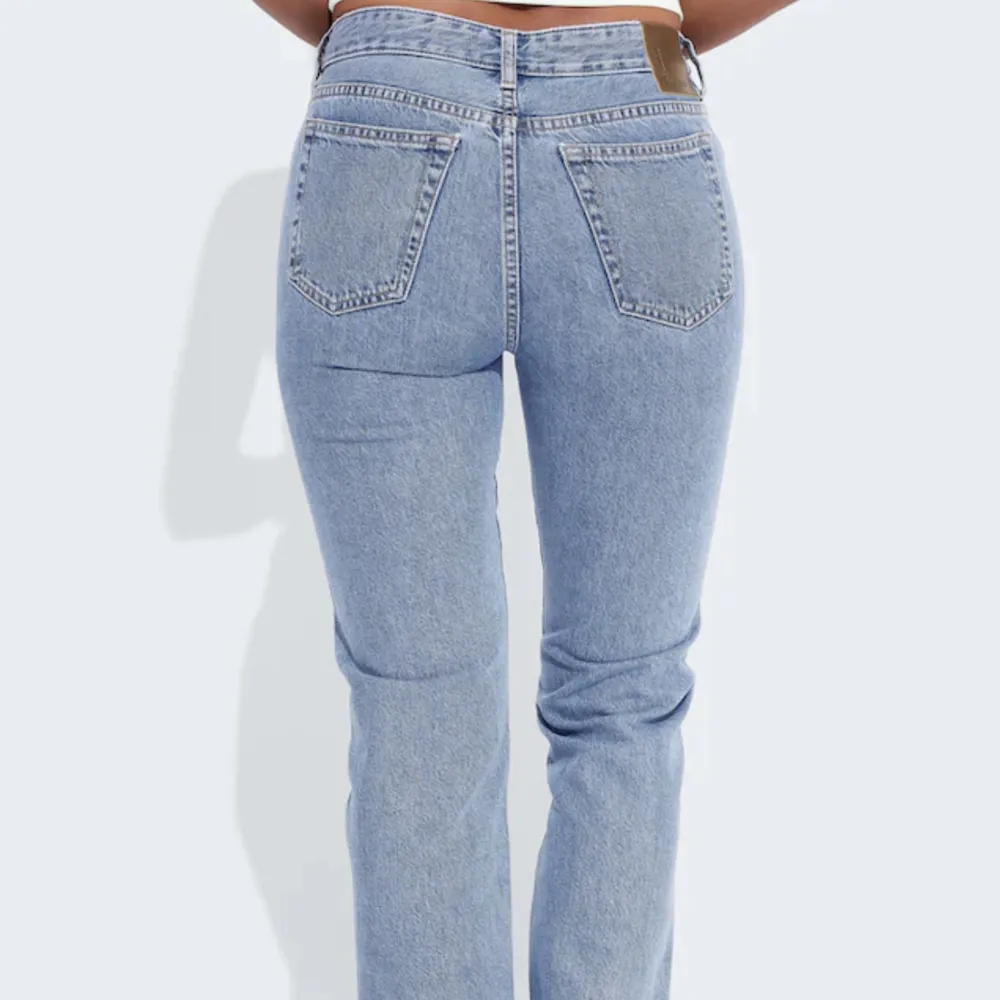 Hej! Jag säljer mina blåa Low Straight 550 jeans då jag inte har användning för dem!  Använt 2 gånger bara så dom är nyskick!😊 Köpte dem för 599kr men säljer för rimligt  pris. Byxorna har väldigt fin passform, sitter jätte bra i midjan och runt rumpan.. Jeans & Byxor.