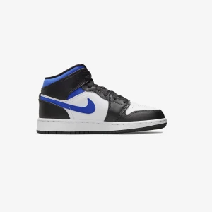 Jordan 1 - Säljer nu mina fina Jordans, köpta i somras så inga större effekter eller märken. Storlek 39. Det är bara skriva för fler bilder, köpta för 2700 och säljer för 800kr. Möts helst upp i Stockholm💕