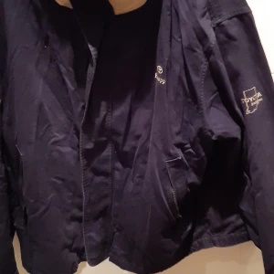 Dunbrooke XXL Toyota - Stor tjockare tröja från Dunbrooke med dragkedja och rem över dragkedja.