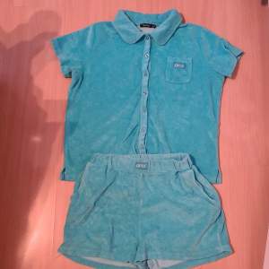 Ljusblått frotte set (shorts+skjorta) från Boohoo, shorts strl 42, skjorta 40, små i storlekarna. 
