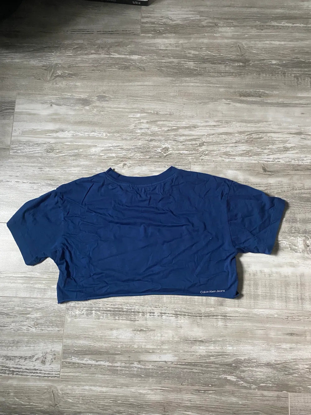 Marinblå croppad Calvin Klein T-Shirt. Storlek S. 100kr plus frakt.. T-shirts.