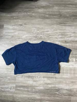 Marinblå croppad Calvin Klein T-Shirt. Storlek S. 100kr plus frakt.