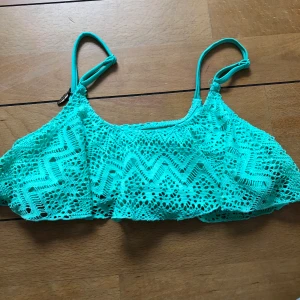 Bikini överdel - Bikini överdel. Den kostar 5kr + 16kr frakt = 21kr.