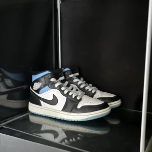 Jordan 1 mid university black white - 🦋Jordan 1 mid university black white 🦋⚡️Storlek 38,5⚡️🔥Bra skick🔥✅Box finns (skadad) ✅🎸Skickar gärna fler bilder/svarar på frågor 🎸📦Kan fraktas eller mötas i Stockholm 📦🎉Pris kan diskuteras vid snabb affär 🎉