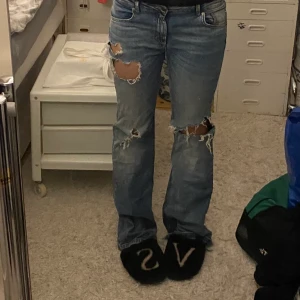 Lågmidjade jeans  - Säljer dessa söta jeans de är lite slitna ! Storleken är ungefär s-m ! Passar på mig dom är 167!