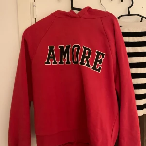 Röd hoodie  - Bra skick 