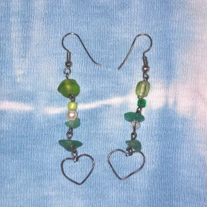 💚 Jade örhängen 💚 - handgjorda örhängen med glaspärlor och jade stenar :)) säg till om du vill ha flera så tillverka jag flera par! hör av dig om du är sugen ;) 13kr frakt