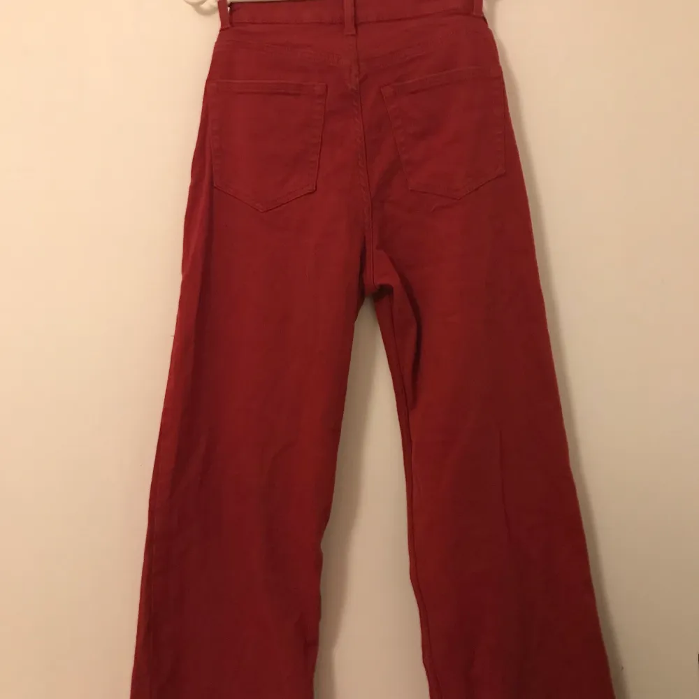 Coola, röda, high waisted jeans från HM.❤️. Jeans & Byxor.