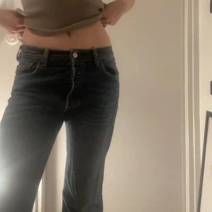 Levis jeans - Levis 501 jeans som är insydda av förra ägaren, lite för långa för mig så därför säljer jag💙❤️