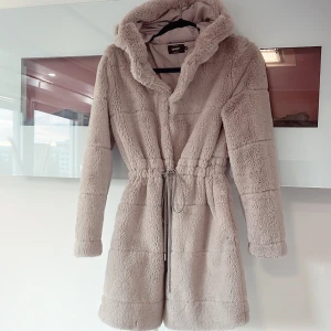 kappa - jätte skön och mysig kappa  finns två knappar som är sönder (syns ej)  passar xs - s 