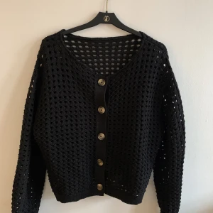 Stickad kofta - Säljer denna fina stickad koftan med hål i från HM. Använd fåtal gånger💕