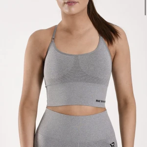 Sport bh - Grå sport bh från Better Bodies. Helt oanvänd. Prislapp kvar. Nypris: 449kr. Köparen står för frakten. Hör gärna av dig om du undrar något 🤍