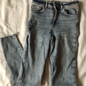 Mid waisted Ljusblå jeans (skinny fit) - Superstretchiga jeans från bikbok 