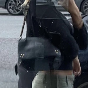 Jerome dreyfuss lulu M (guld) - Säljer min kära jerome dreyfuss lulu M som är köpt för ca 7600kr. Har varit min favorit väska genom åren och älskar den fortfarande , otroligt praktiskt och fungerar lika bra som en vardags väska som fest väska. Har fler bilder, så hör av er för fler💕💕💕 
