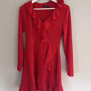 Röd klänning med volanger i storlek S, köpt från Missguided 