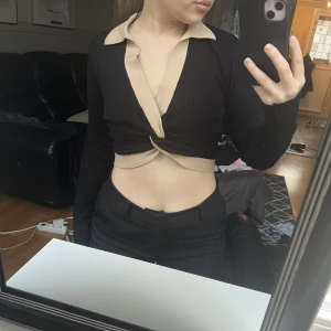 Stickad svart tröja  - Denna tröja är ifrån Ullared i storlek S, aldrig använt, säljer denna för 80kr!