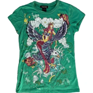 Cool tshirt - Fett cool T-shirt med rhinestones. Några rhinestones har ramlat av men intyget man märker. Strlk L men skulle säga den e lite mindre jag e en xs/s ish 