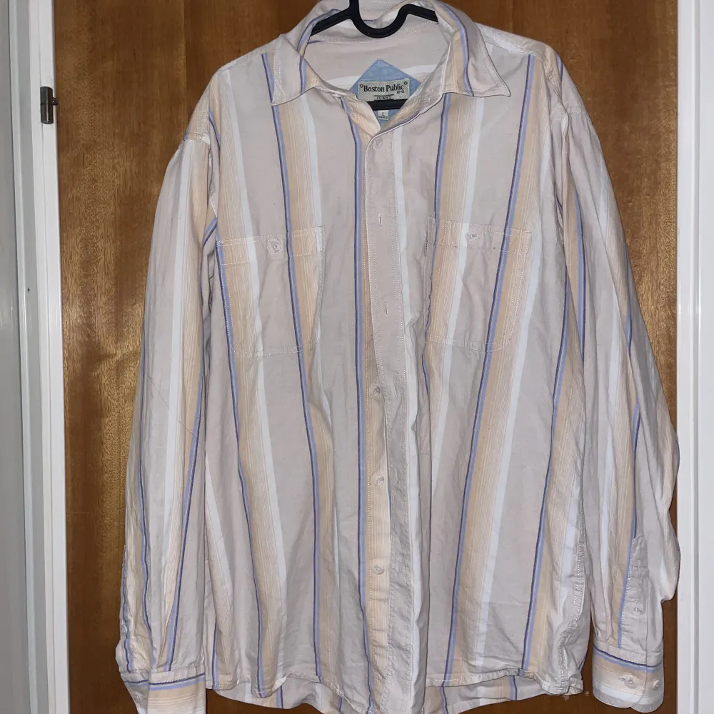 Vintage randig skjorta från Boston Public, köpt second hand i amerika, toppen skick förutom små nopprig . Skjortor.