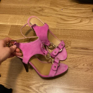 Snygga klackar  - Klackar från Nine West, köpta i Miami. Storlek 35, supersnygga rosa med gulddetaljer. 