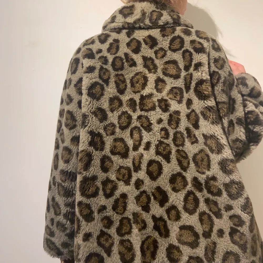 Varm lurvig och skön kappa i grått leopard mönster. Inga fläckar eller hål. Skriv vid funderingar! :). Jackor.