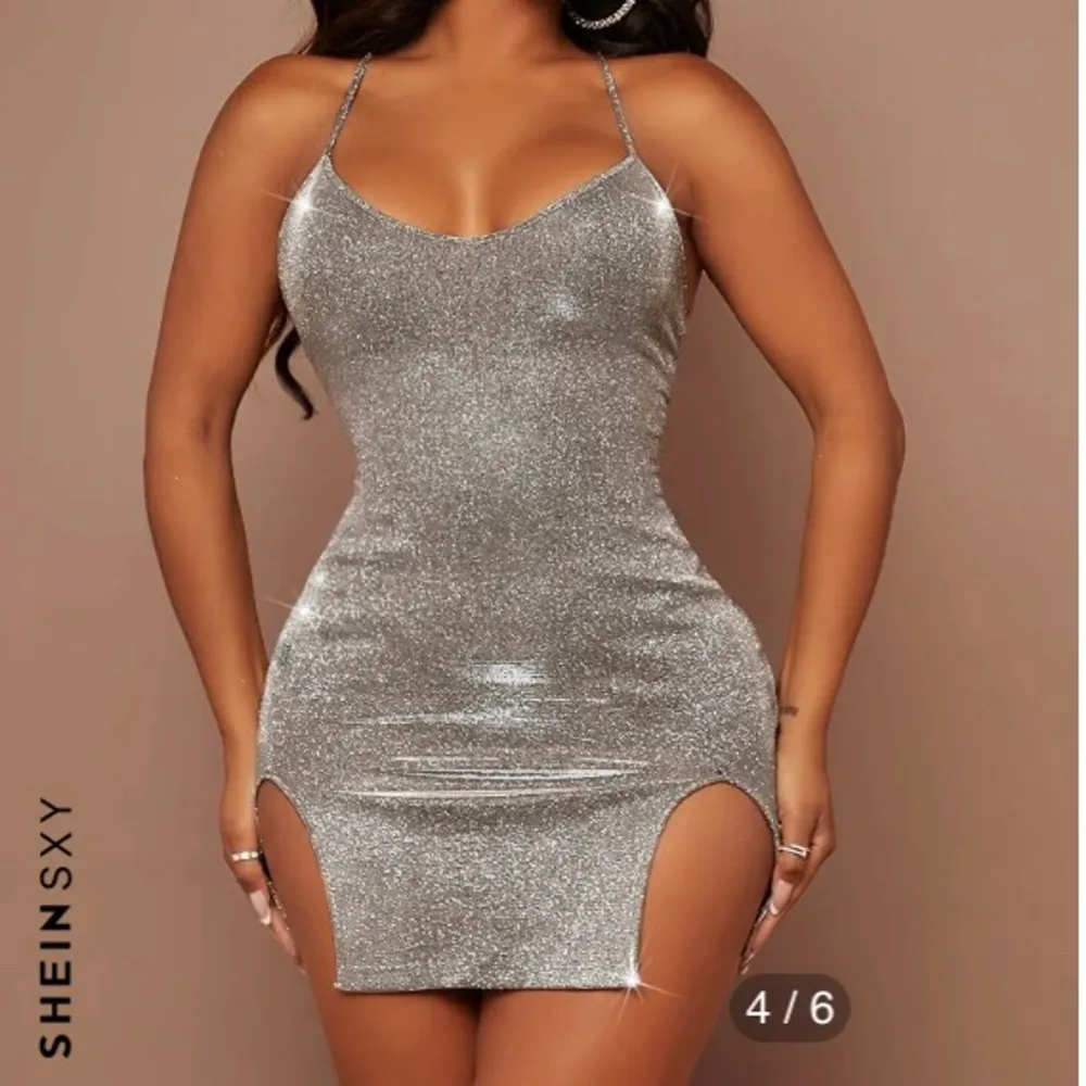 Säljer nu denna festklänning som är helt oanvänd, lappen sitter kvar. Den är i storlek S och skulle säga den passar någon som är mellan 155-165cm lång. Smickrande för kroppen!. Klänningar.